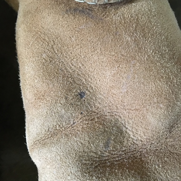 UGGS with Bailey Button - Picture 3 of 7